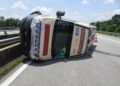 AMBULANS Kementerian Kesihatan terbabas dan terbalik ketika cuba mengelak sebuah motosikal di Kilometer 115.2 Lebuhraya Pantai Timur Satu di Temerloh, Pahang. - FOTO/IPD TEMERLOH