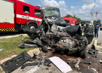 KEADAAN kereta dipandu Mohd. Zakaria Abdullah yang remuk setelah terlibat dalam kemalangan di Kilometer 13, Jalan Kuala Terengganu-Kuantan dekat Rusila, Marang, hari ini.