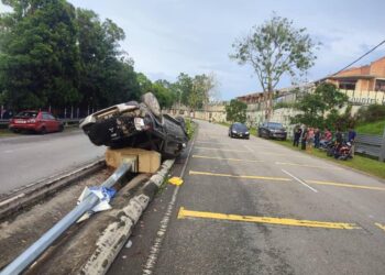 KENDERAAN pacuan empat roda dipandu Maria Josph yang melanggar tiang lampu sebelum terbalik di tengah pembahagi jalan di Jalan Bemban-Gapam, Jasin, Melaka.