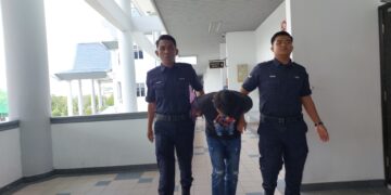 TERTUDUH didenda RM1,000 selepas dihadapkan ke Mahkamah Majistret, Ayer Keroh, Melaka atas pertuduhan menumbuk muka seorang pekerja gerai asam pedas.