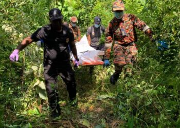 PASUKAN penyelamat mengusung mayat Phay Pow Lock yang ditemukan lemas di sebuah kolam takungan berhampiran belukar di Kampung Paman, Kemaman, hari ini. - UTUSAN/NIK NUR IZZATUL HAZWANI NIK ADNAN