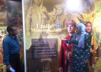 NOORUL Farahashikin Sakim (kanan) memberi penerangan mengenai Pameran Kepelbagaian Etnik di Negeri Sembilan yang dianjurkan Lembaga Muzium Negeri Sembilan ketika ditemui di Muzium Negeri di Seremban.-UTUSAN/NUR SHARIEZA ISMAIL.