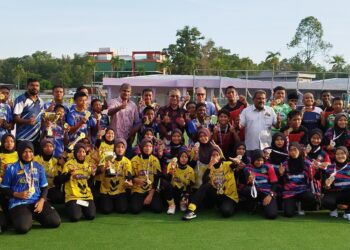 MASRI Razali (barisan belakang, tengah) bergambar bersama para pemain selepas perlawanan akhir Liga Hoki Sekolah-Sekolah Negeri Sembilan Bawah 14 Tahun (U14) di Seremban semalam.-UTUSAN/NAZARUDIN SHAHARI.