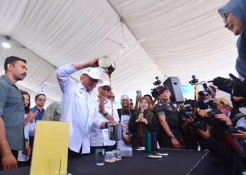 ANWAR Ibrahim menunjukkan kemahiran membuat teh tarik pada Majlis Sambutan Bulan Malaysia Sihat Sejahtera Peringkat Kebangsaan 2024, Pelancaran Dasar Literasi Kesihatan Kebangsaan (DLKK) dan Kempen Perangi Gula - War On Sugar di Port Dickson hari ini.-UTUSAN/MOHD. SHAHJEHAN MAAMIN.