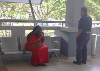 HASYIMAH Parameswari Abdullah (kiri) hadir ke Mahkamah Majistret Seremban hari ini bagi berdepan pertuduhan mengikut Seksyen 39(5) Akta Pengangkutan Jalan 1987 selepas dia sebagai pemilik kereta telah membenarkan anaknya berusia 10 tahun memandu kenderaan itu sehingga menyebabkan kemalangan baru-baru ini.-UTUSAN/NUR SHARIEZA ISMAIL.