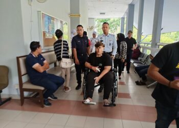 SEORANG remaja yang terlibat merempuh seorang anggota polis trafik hadir ke Mahkamah Majistret Seremban hari ini dengan berkerusi roda bagi berdepan pertuduhan menunggang motosikal secara melulu serta melawan arus sehingga menyebabkan kecederaan parah ke atas anggota polis pada Julai lalu.-UTUSAN/NOR AINNA HAMZAH.