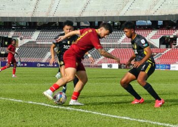 PENYERANG import Negeri Sembilan, Miguel Angel Junco Martinez (tengah) yang masih belum memberikan impak berkesan kepada pasukan dan hanya menjaringkan satu gol selepas Sembilan perlawanan.-UTUSAN/MOHD. SHAHJEHAN MAAMIN.