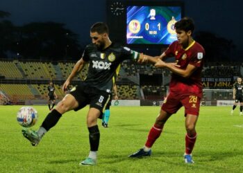 LUCIANO Guaycochea (kiri) cuba melepasi kawalan pertahanan Negeri Sembilan dalam aksi Liga Super di Stadium Tuanku Abdul Rahman, Paroi, Seremban hari ini.-UTUSAN/MOHD. SHAHJEHAN MAAMIN