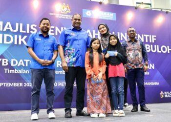 TIMBALAN Menteri Pembangunan Usahawan dan Koperasi merangkap Ahli Parlimen Sungai Buloh,  
Datuk Seri Ramanan Ramakrishnan, Ahli Lembaga Pemegang Amanah YBR,  Young Syefura Othman, Setiausaha Sulit Kanan , Datuk Anbumani Balan dan Pengurus Besar YBR,  Syaiful Rizal Abdul Ghani bergambar bersama pelajar-pelajar penerima Bantuan Persekolahan YBR di Kota Damansara.