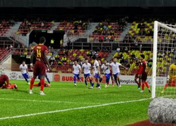 PEMAIN Kelantan Darul Naim FC meraikan gol kemenangan jaringan Oday Ali Abdulrahim Kharoub pada perlawanan Liga Super bertemu Negeri Sembilan FC di Stadium Tuanku Abdul Rahman, Paroi, Seremban, hari ini.UTUSAN/MOHD. SHAHJEHAN MAAMIN.