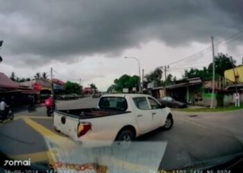 TANGKAP layar kejadian pemandu trak pikap menghalang laluan ambulans dalam kejadian di Kampung Padang Lembek, Ketereh di Kota Bharu, Kelantan.