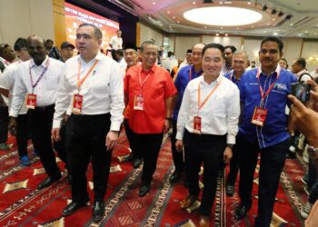 ANTHONY Loke Siew Fook dan Menteri Besar Negeri Sembilan, Datuk Seri Aminuddin Harun ketika hadir pada Konvensyen Biasa DAP Negeri Sembilan Penggal Ke-20 di Seremban hari ini.-UTUSAN/MOHD. SHAHJEHAN MAAMIN.