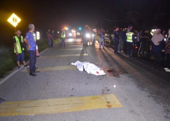 MANGSA yang menunggang motoaikal disahkan meninggal dunia di tempat kejadian di Jalan Kulim-Mahang berhampiran Taman Sepillai, Sungai Kob di Kulim. - IHSAN POLIS