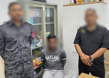 LELAKI Sri Lanka yang ditahan Imigresen kerana  menggunakan pasport Malaysia milik individu lain untuk ke Thailand di Kompleks ICQS Bukit Kayu Hitam.