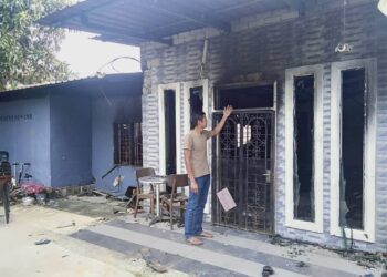 RUSMAN Harun menunjukkan ruang empat anaknya dibawa keluar oleh isteri ketika menyelamatkan diri selepas rumah mereka di Kampung Che Bema, Sungai Layar dekat Sungai Petani terbakar.