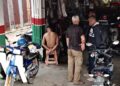 SUSPEK ditahan polis selepas bergaduh dengan pemilik sebuah bengkel motosikal dalam satu kejadian di Kampung Permatang Kerat Telunjuk, Bandar Baharu. 