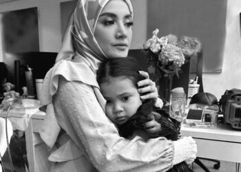 GAMBAR Fazura dan anaknya, Fatima Aisha. - MEDIA SOSIAL FAZURA