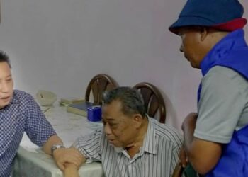 AHMAD JAZLAN Yaakub (kanan) berbual dengan seorang penduduk Taman Ilham ketika melakukan Ziarah Kasih di Pusat Daerah Mengundi (PDM) Taman Ilham, Kluang, semalam.