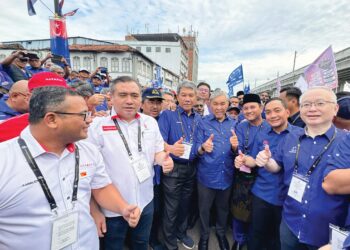 Syed Hussien Syed Abdullah (tiga dari kanan) bukan sahaja mendapat sokongan daripada masyarakat tempatan di Kluang tetapi juga disenangi oleh pemimpin daripada pelbagai peringkat.