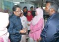 Johari Abdul Ghani melawat reruai kesihatan dalam majlis Hari Ekzema Sedunia 2024 di Auditorium Hospital Kuala Lumpur semalam.
– MINGGUAN/SYAKIR RADIN