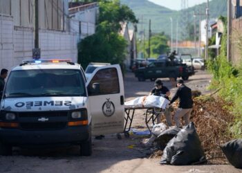 PENYIASAT forensik mengeluarkan mayat dari jalan di La Costerita, Culiacan, negeri Sinaloa, Mexico pada 19 September lalu.- AGENSI