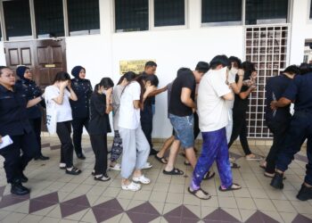 INDIVIDU yang dituduh melakukan penipuan dengan menawarkan pekerjaan tidak wujud didakwa di Mahkamah Sesyen Taiping hari ini. - UTUSAN/MUHAMAD NAZREEN SYAH MUSTHAFA