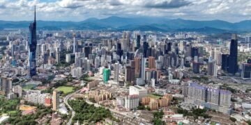 Padat  
Pemandangan Kuala Lumpur yang padat dengan bangunan pencakar langit yang dirakam jurugambar Utusan Malaysia di ibu negara semalam. – UTUSAN/AMIR KHALID