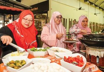 PENGUNJUNG mengambil makanan yang dihidangkan secara bufet.