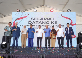 TENGKU Shahriman Tengku Ibrahim (dua, kiri) bergambar selepas Majlis Pelancaran kilang baharu KLMP di Pengkalan Bekalan Kemaman di Teluk Kalong, Kemaman, baru-baru ini. -UTUSAN/PUQTRA HAIRRY ROSLI