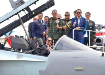 MOHAMED Khaled (duduk) ketika meninjau progres pembinaan FA-50M di KAI, Jinju, Korea Selatan. - Foto oleh IHSAN KAI