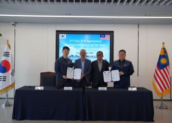 MOHAMED Khaled (dua kanan) menyaksikan pemeteraian kontrak peringkat kedua bagi pembangunan ICP antara KAI dan Ikramatic di Jinju, Korea Selatan. - Foto oleh IHSAN KAI