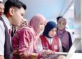 FADHLINA Sidek mencuba komputer riba selepas pelancaran Program Anak Kita: Semarak Potensi Malaysia di Sekolah Kebangsaan (SK) Rasa, Hulu Selangor, semalam. – UTUSAN/M. FIRDAUS M. JOHARI