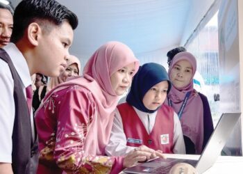 FADHLINA Sidek mencuba komputer riba selepas pelancaran Program Anak Kita: Semarak Potensi Malaysia di Sekolah Kebangsaan (SK) Rasa, Hulu Selangor, semalam. – UTUSAN/M. FIRDAUS M. JOHARI