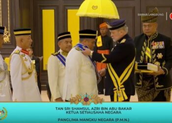 SHAMSUL Azri Abu Bakar ketika menerima selempang dan pingat oleh Sultan Ibrahim yang membawa gelaran Tan Sri bersempena Istiadat Pengurniaan Darjah Kebesaran, Bintang dan Pingat Persekutuan Sempena Ulang Tahun Hari Keputeraan Seri Paduka Baginda. - FACEBOOK RASMI RTM