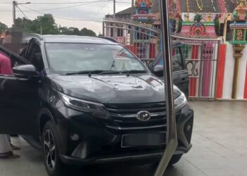 KEJADIAN tular membabitkan sebuah kereta terbabas masuk ke dalam sebuah kuil di Tanjung Rambutan di Ipoh hari ini. - UTUSAN