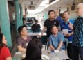 WEE Ka Siong (kanan) menemui pengundi di sebuah kopitiam semasa mengadakan ‘walkabout’ di Indah Jaya, Kluang. – facebook Wee Ka Siong