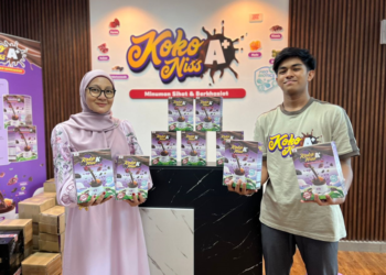 JULIANA BAHARIN bersama anaknya, Muhammad Bazil Amin Mohammad Fakhrudin menunjukkan produk minuman koko, Kokoniss A+ di Bangunan Mara, Seremban, Negeri Sembilan baru-baru ini.