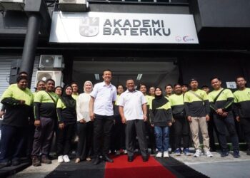 MENTERI Besar Selangor,  Datuk Seri Amirudin Shari (depan kanan) dan Azarol Faizi (depan kiri) bersama pelajar Akademi Bateriku di Shah Alam, Selangor.