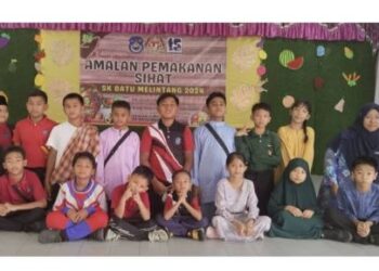 BARISAN guru dan murid yang terlibat dalam gimik peluncuran amalan pemakanan sihat Sekolah Kebangsaan Batu Melintang, Jeli.