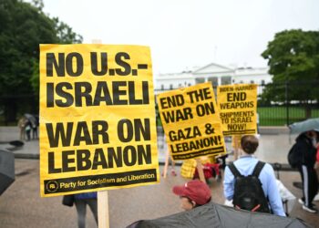 PENUNJUK perasaan menyertai perhimpunan menyokong Lubnan dan menggesa sekatan senjata terhadap Israel di hadapan White House di Washington, AS.-AFP