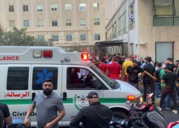 AMBULANS dan orang ramai berkumpul di pintu masuk Pusat Perubatan Universiti Amerika di Beirut, selepas letupan peranti berlaku di beberapa lokasi sekitar Lubnan, kelmarin.- AFP