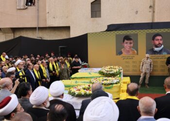 PEMIMPIN dan ahli Hezbollah menghadiri pengebumian pejuang serta mangsa yang terbunuh dalam letupan alat kelui di seluruh Lubnan, kelmarin.- AFP