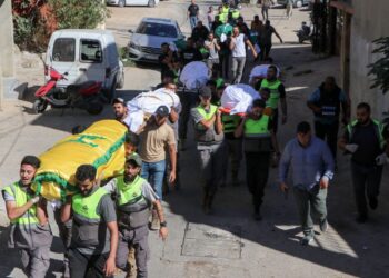 SUASANA pengebumian jenazah mangsa yang terbunuh dalam serangan udara Israel di perkampungan Jbal el-Botm di selatan Lubnan, kelmarin.- AFP