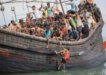 PELARIAN Rohingya terkandas di atas bot selepas masyarakat berhampiran tidak membenarkan mereka mendarat di Pineung, wilayah Aceh pada 16 November 2023.- AFP