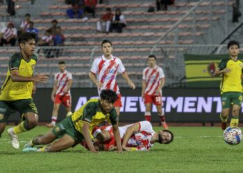 Pemain Kedah Darul Aman FC, Hazrie Balqief Mohammad Zulhadi (dua kiri) mengasak Pemain Kuala Lumpur City FC, Paulo Josue pada perlawanan Liga Super antara Kuala Lumpur City FC menentang Kedah Darul Aman FC di Stadium Bola Sepak Cheraspada Sabtu lalu. GAMBAR: FARIZ RUSADIO