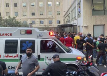 ORANG ramai berkumpul di luar Hospital Universiti Amerika selepas beberapa mangsa cedera akibat letupan alat kelui di Beirut, semalam.- AGENSI