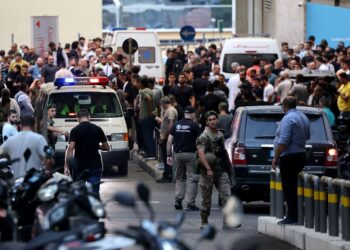 AMBULANS dikepung oleh orang ramai di pintu masuk Pusat Perubatan Universiti Beirut Amerika, semalam.- AGENSI