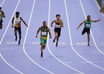 PELARI negara Eddy Bernard (tiga dari kanan) berjaya meraih gangsa pada penampilan pertamanya di Sukan Paralimpik Paris 2024 dalam acara 100m lelaki T44 (kecacatan fizikal) di Stade de France semalam.-IHSAN MSN