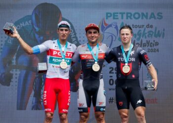 MALUCellI (tengah) memenangi peringkat kedua LTdL 2024 dari Arau ke Butterworth membabitkan kayuhan sejauh 154,5 kilometer (km), semalam.