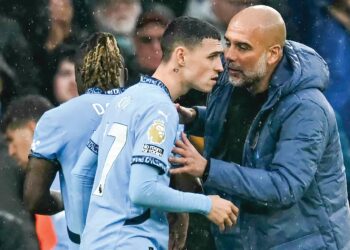 Guardiola memberi arahan kepada Phil Foden ketika berdepan Arsenal di Stadium Etihad, semalam.-AFP